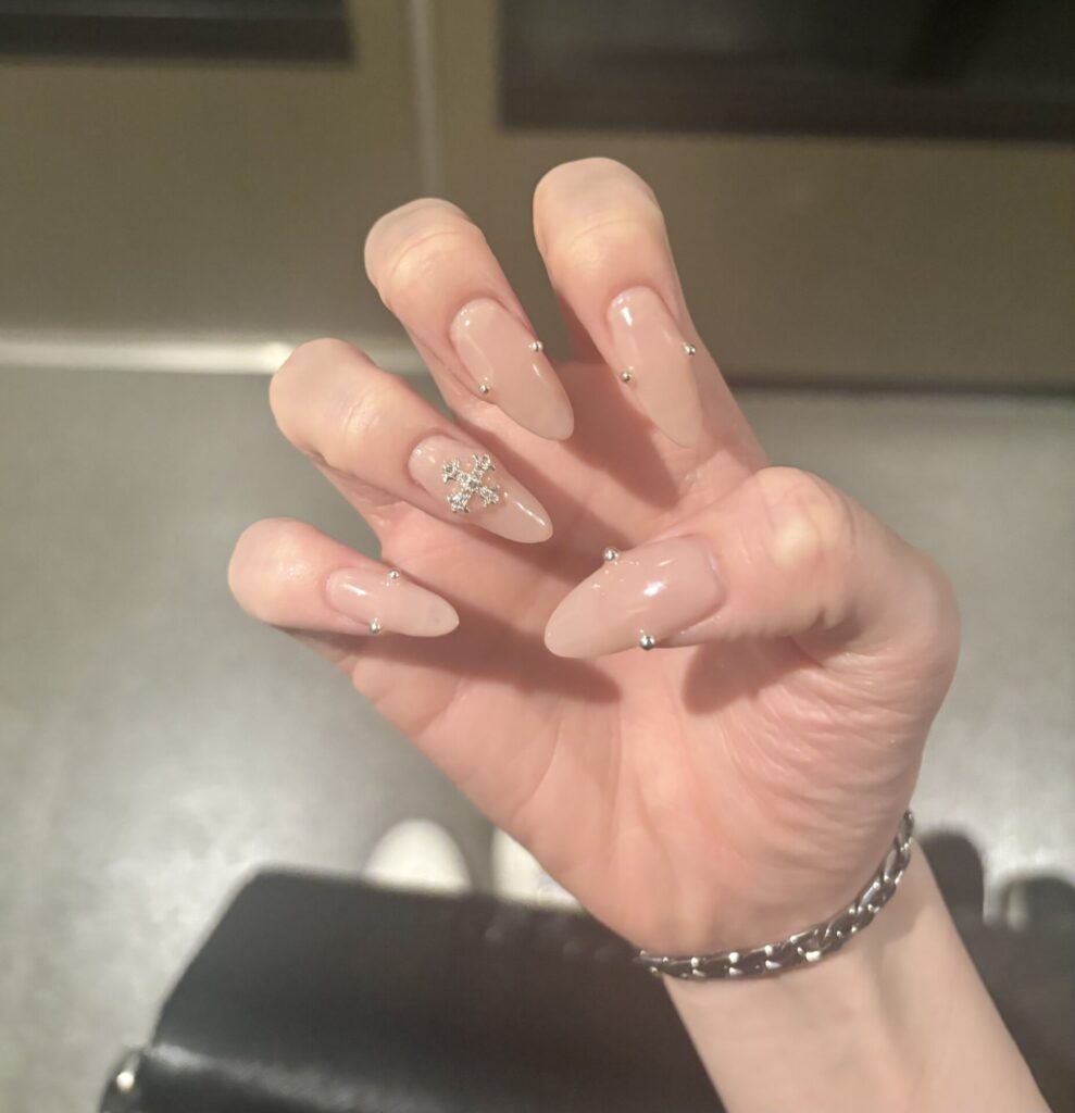 ピアス風シンプルネイル
