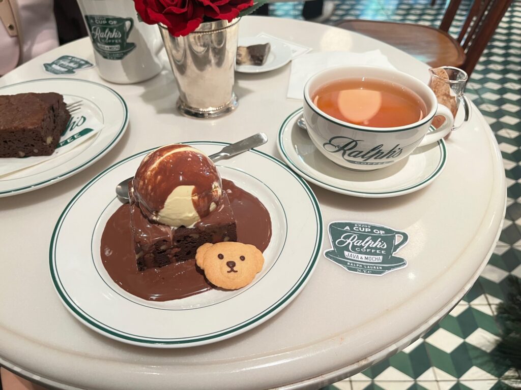 ラルフローレンのカフェで注文したブラウニーと紅茶の写真