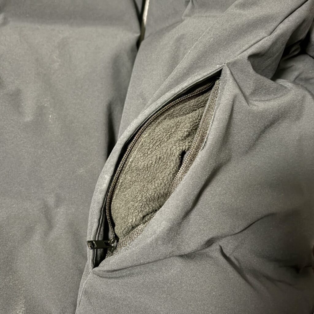 ユニクロ シームレスダウンパーカ
ポケットの素材がフリース生地