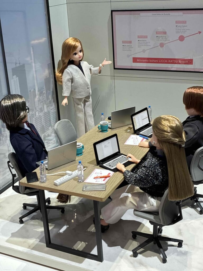 リカちゃんがプレゼンしているオフィスのジオラマ