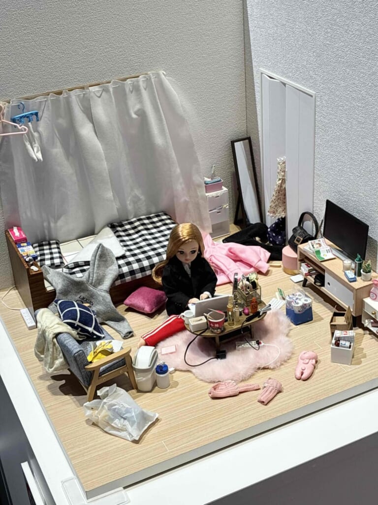 リモート会議するリカちゃんの家のジオラマ