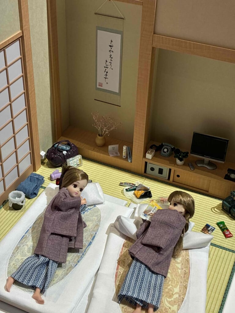 リカちゃんと友達が布団に寝転がっている様子　旅館の部屋のジオラマ