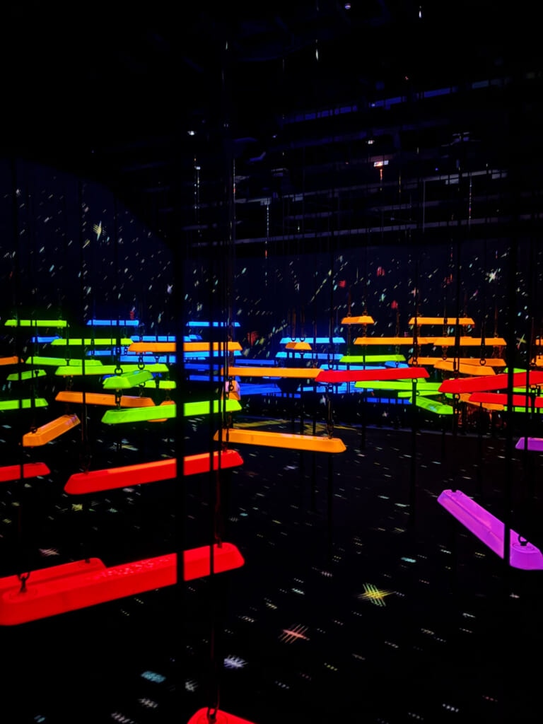 ロープで吊られた棒を頼りに進むクライミング