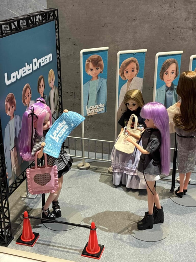 リカちゃんが推し活するライブ会場のジオラマ