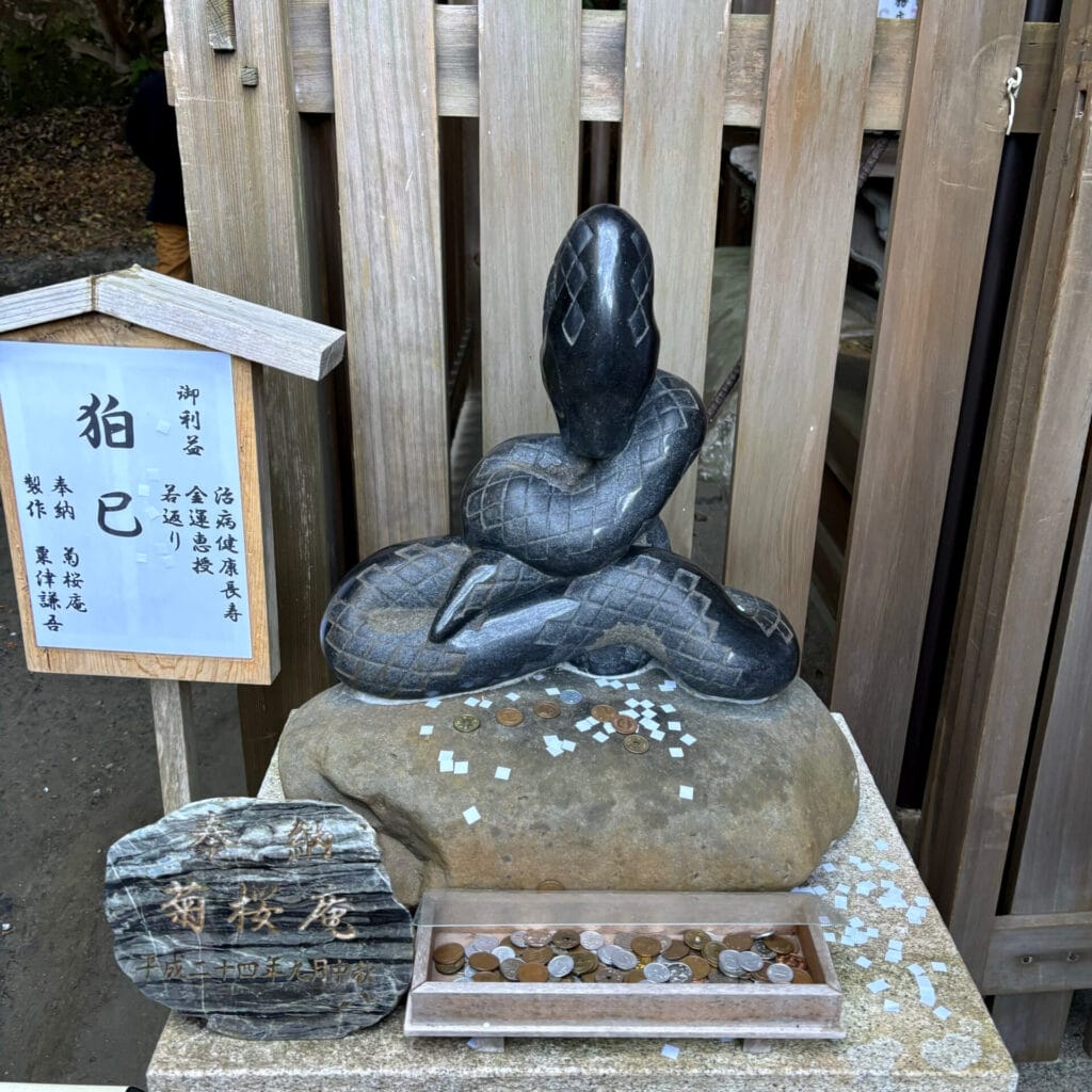 大豊神社の本殿ある狛巳