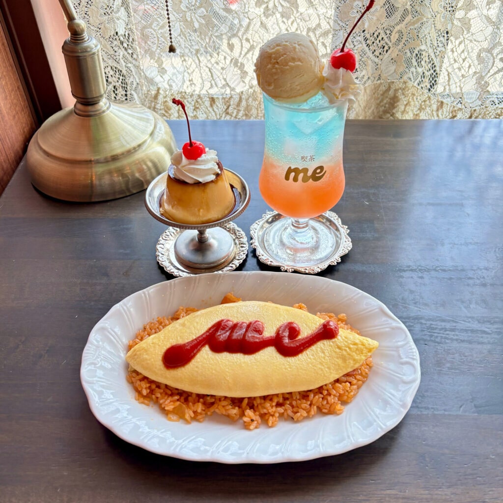 レトロなオムライスとプリンと2層のクリームソーダ