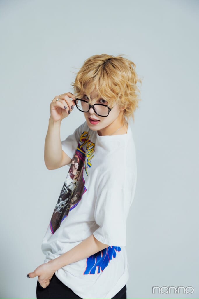 メガネに指をかけ振り向くJO1の木全翔也