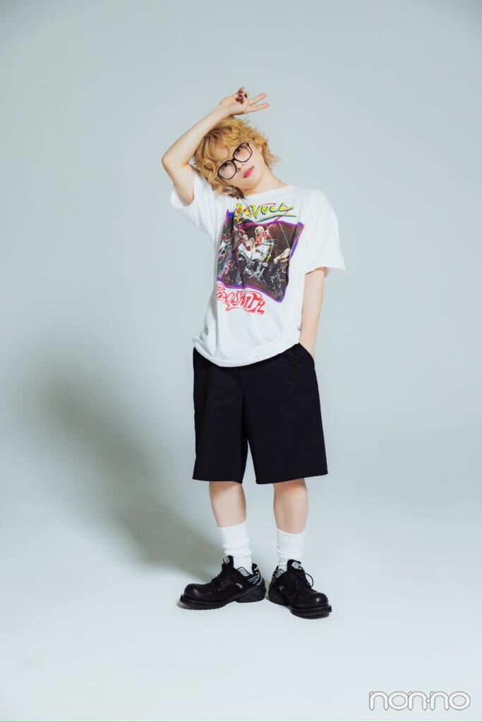 頭上でピースをするJO1の木全翔也