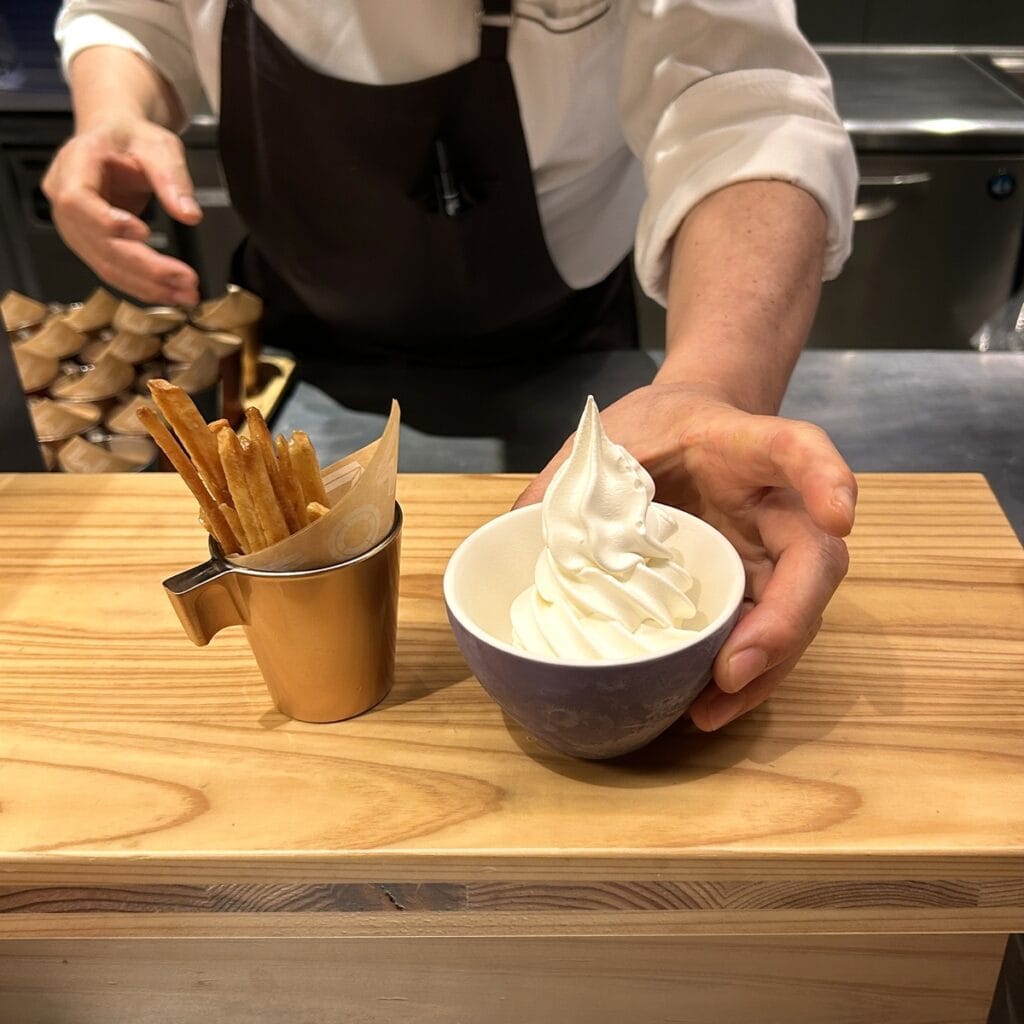 注文してから提供していただく、いもけんぴとソフトクリーム