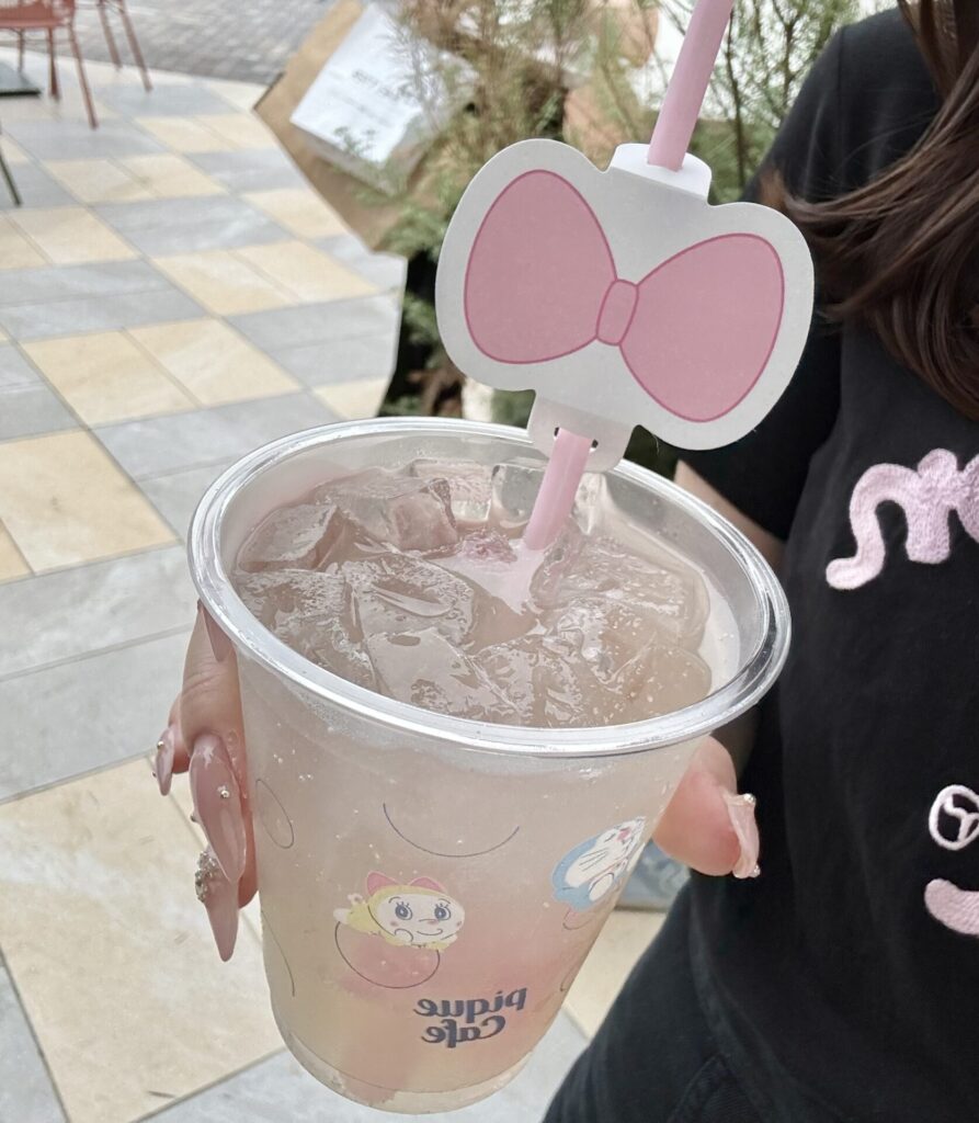 注文したドラミちゃんソーダ