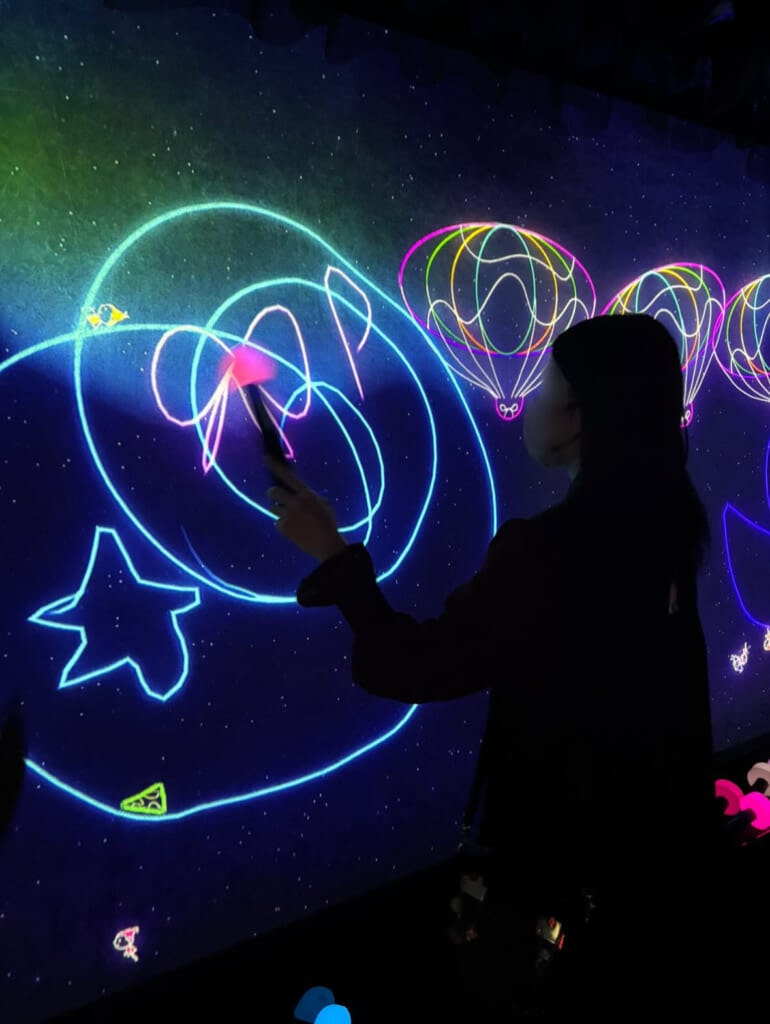 お絵かきできる宇宙の窓