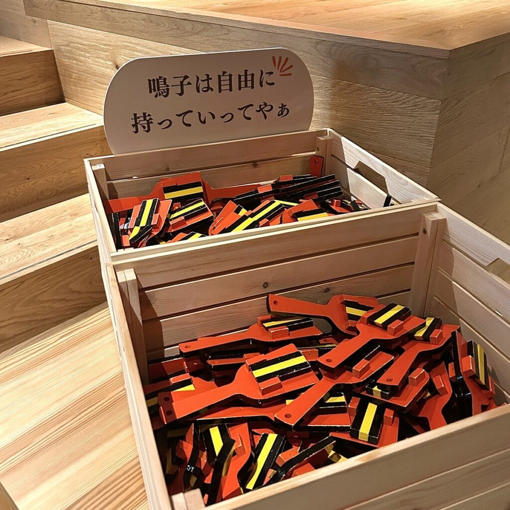 入場前に受け取る鳴子