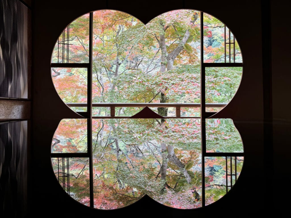 祐斎亭の丸窓の部屋から見える紅葉