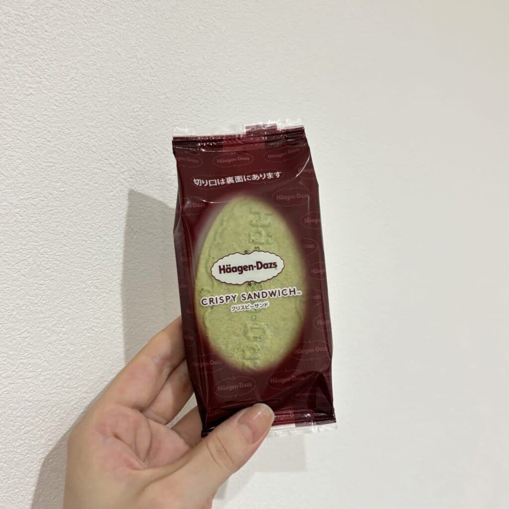 ハーゲンダッツのクリスピーサンドを箱から取り出した状態