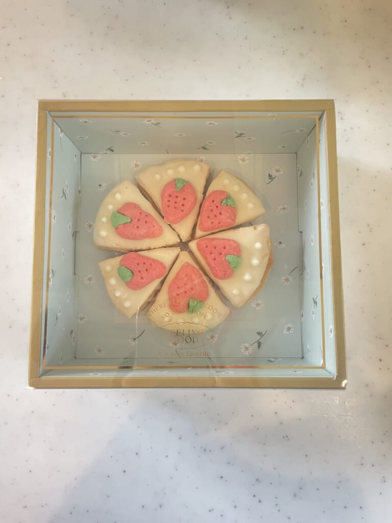 箱にラッピングしたケーキクッキー