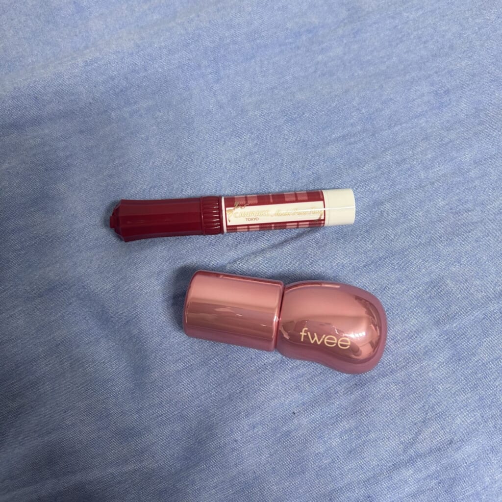 キャンメイクの細長いリップと、フィーのコロンとしたグロス。