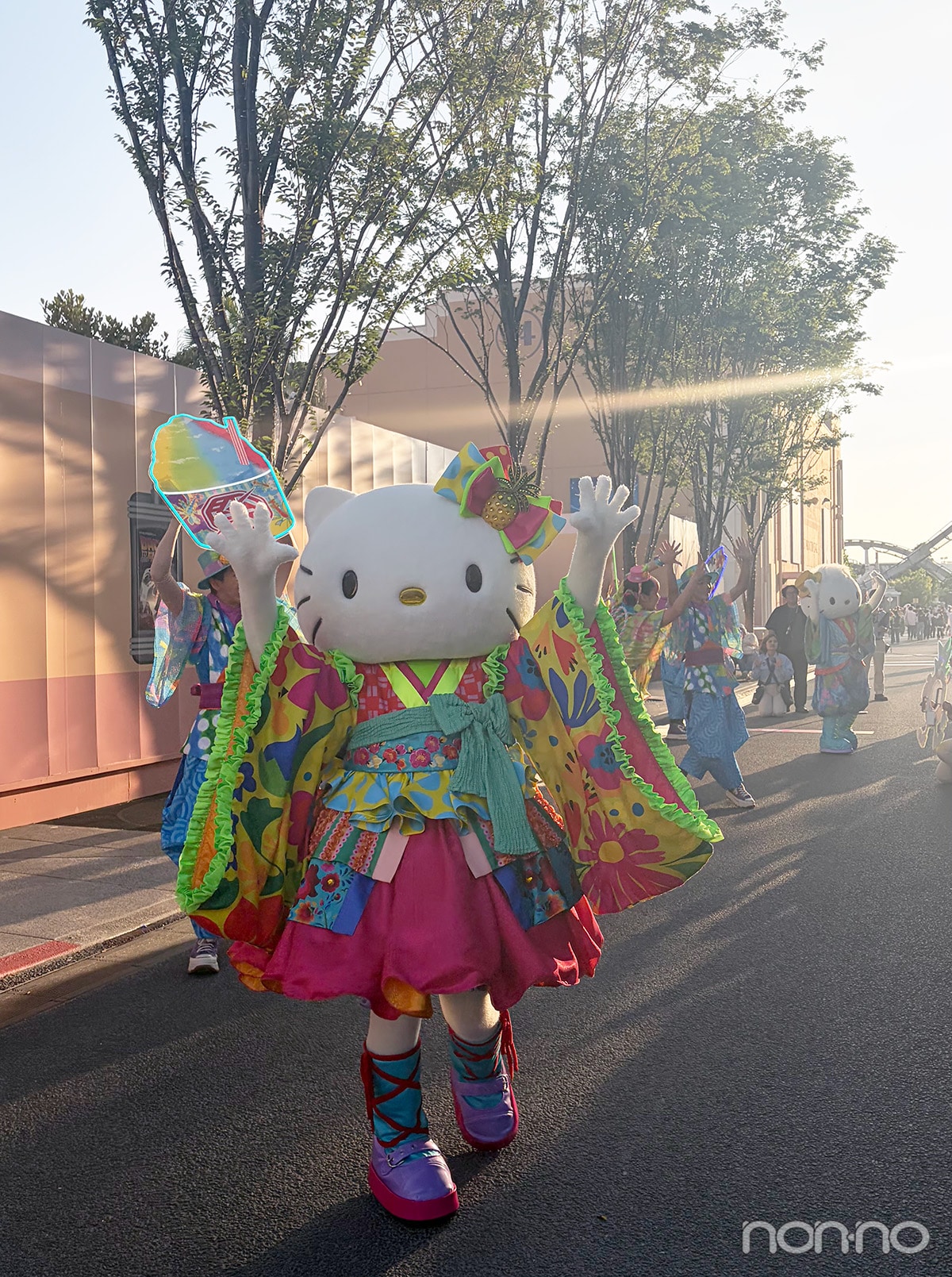 2026夏USJおすすめイベントの「ハロー!ネオンサマー・グリーティング」で手をあげているハローキティ
