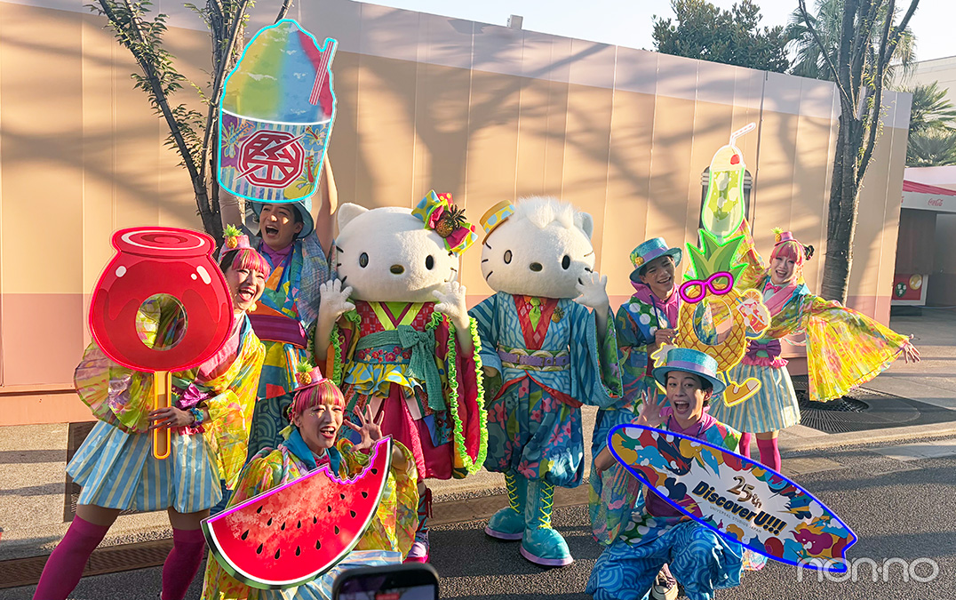 2026夏USJおすすめイベントの「ハロー!ネオンサマー・グリーティング」のハローキティ&ディアダニエルとエンターテイナー