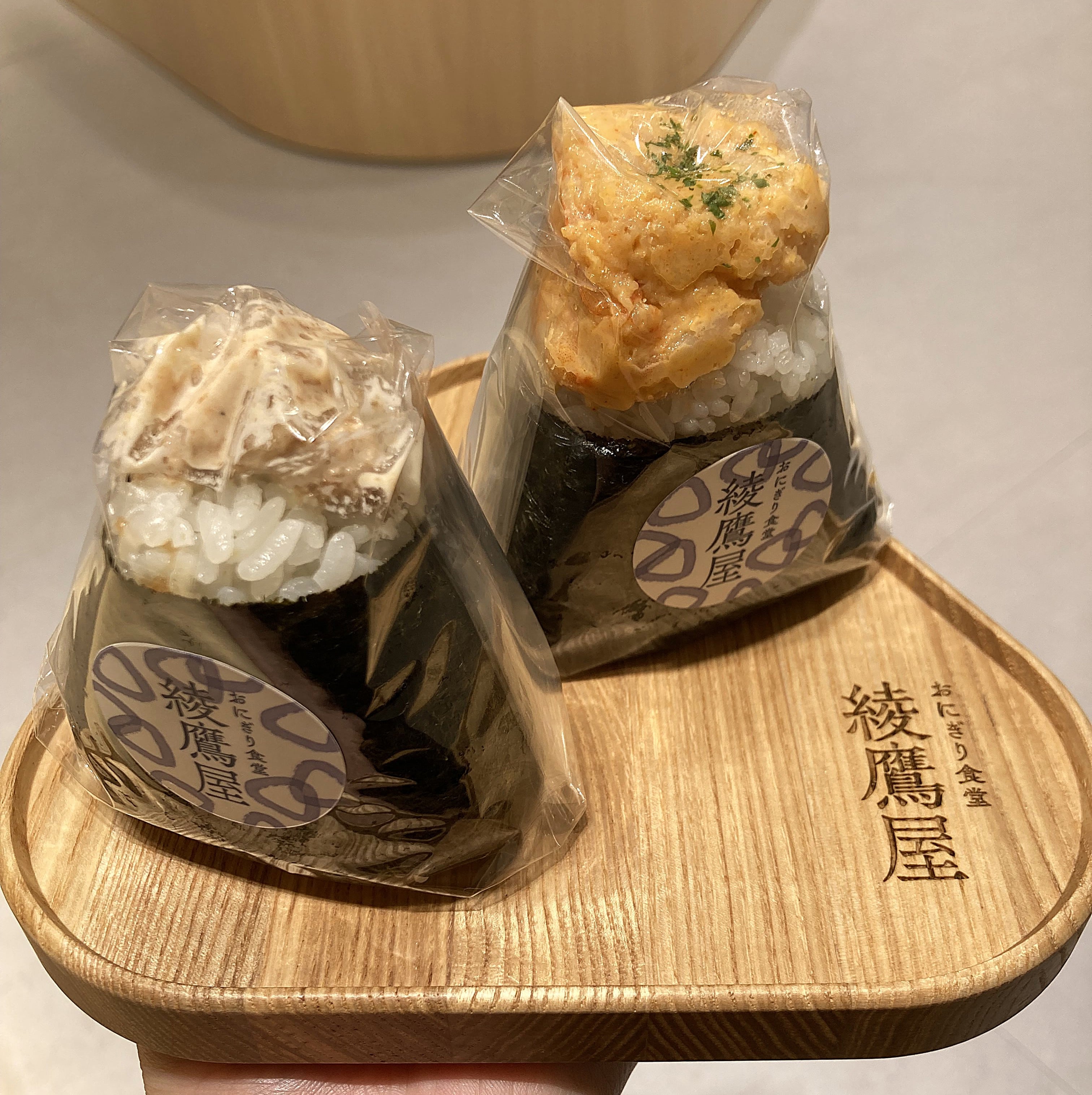 おにぎり2個全体とおにぎり型のプレート