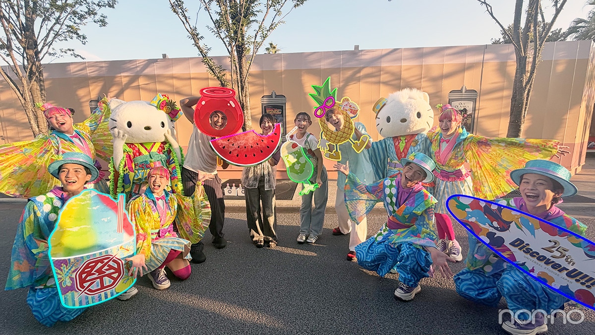 2026夏USJおすすめイベントの「ハロー!ネオンサマー・グリーティング」で写真撮影している女性