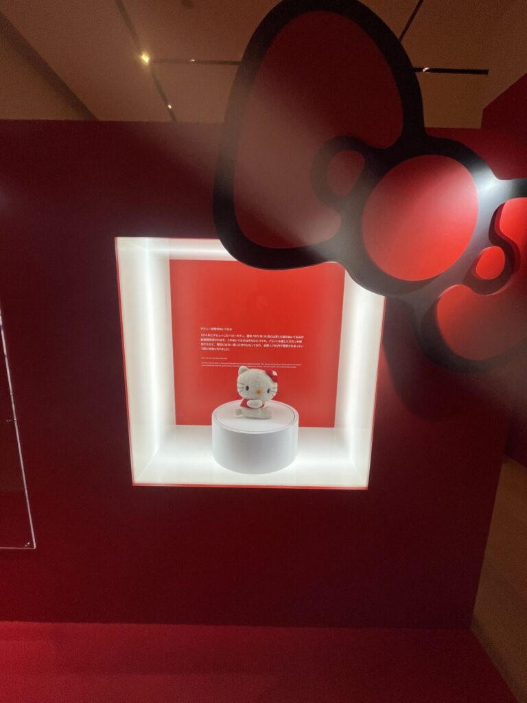 ハローキティ展、キティちゃんの初期のぬいぐるみ展示。
