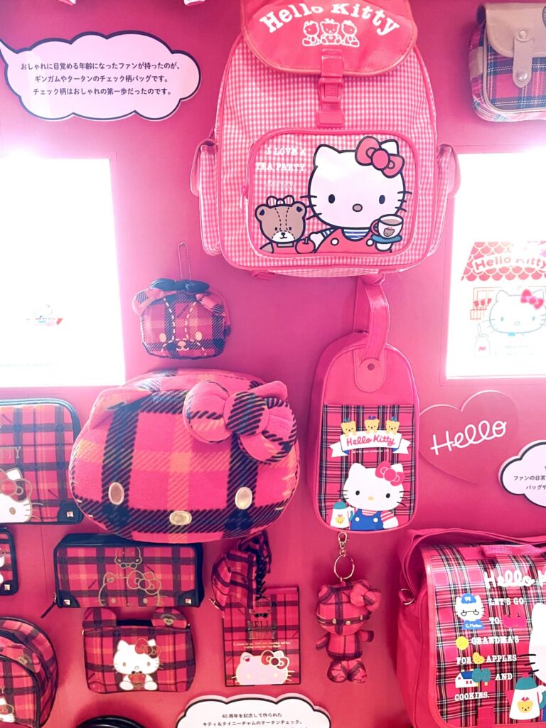 ハローキティ展、ギンガムチェックグッズ展示エリア。