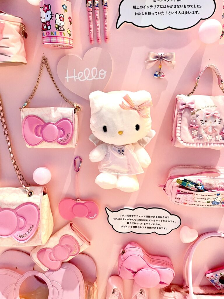 ハローキティ展、ピンクのグッズ展示。