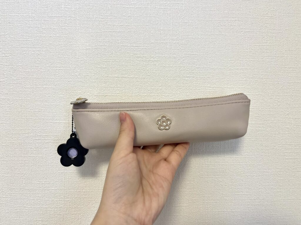 ミニチュアコスメチャームをペンケースにつけた写真。