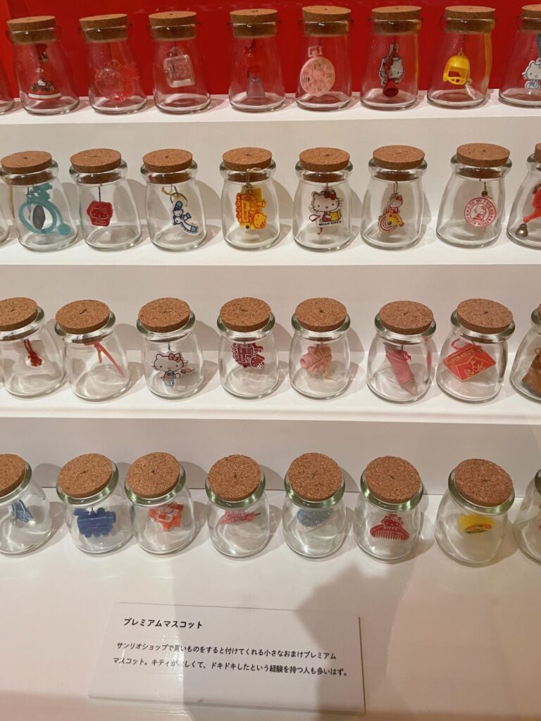 ハローキティ展、マスコット展示。