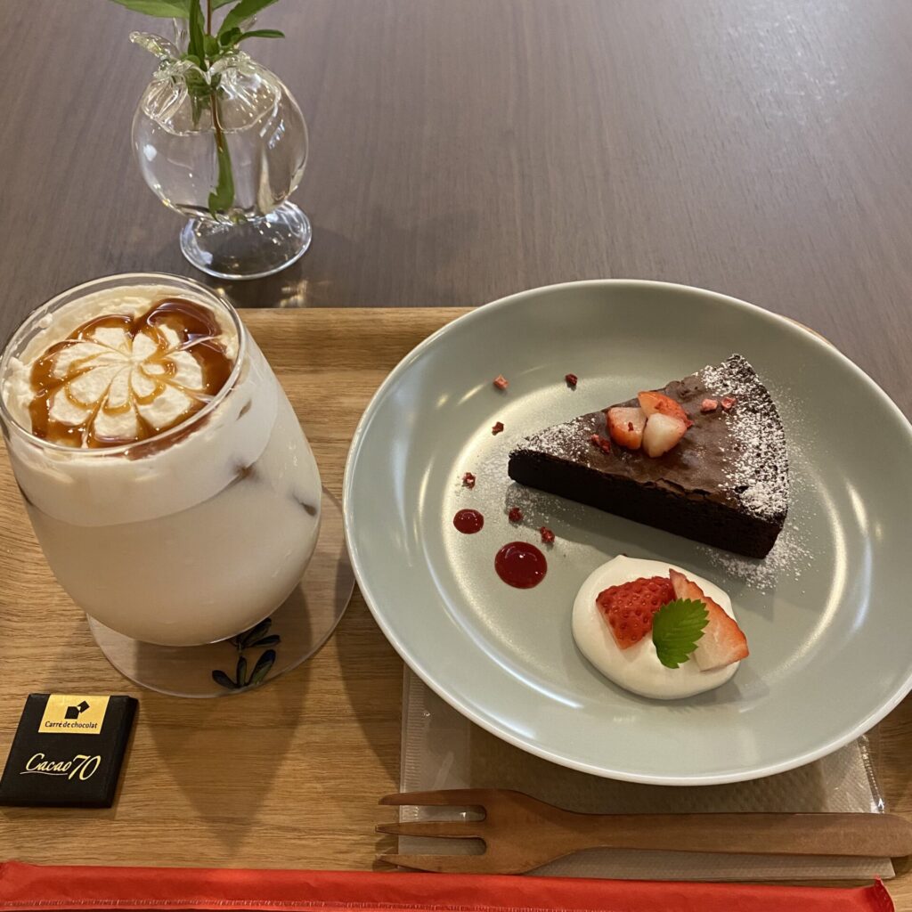 グルテンフリーのガトーショコラとキャラメルラテ