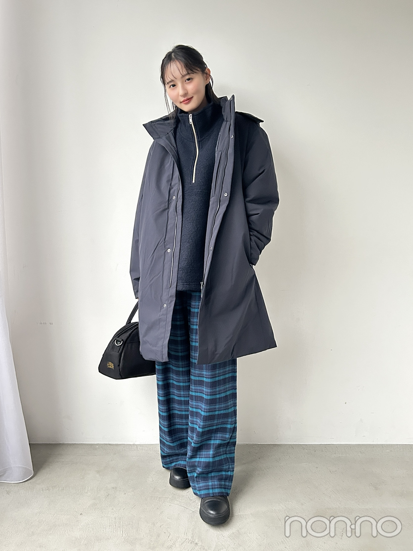 私服を着た遠藤さくらの全身