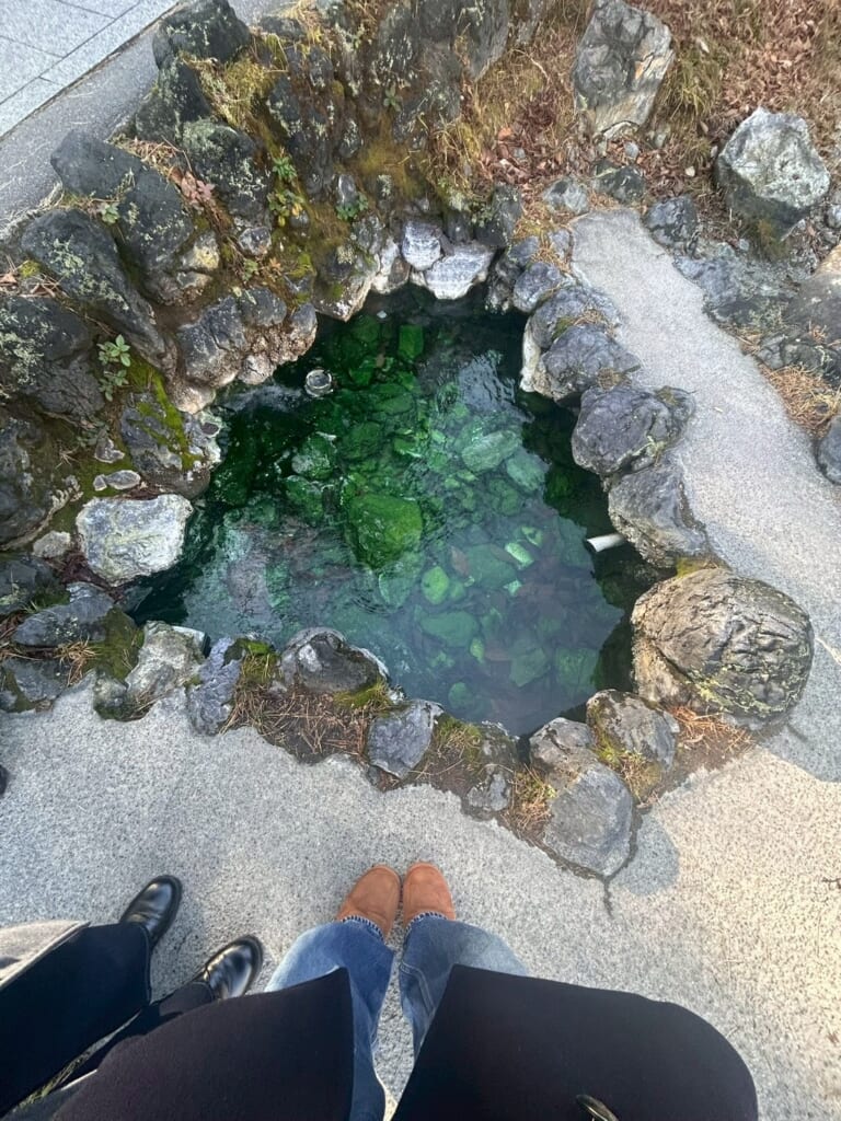 緑色の温泉