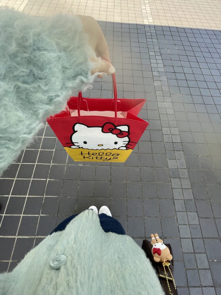 ハローキティ展、限定ショッパーとキティちゃんのランダムキーホルダー。