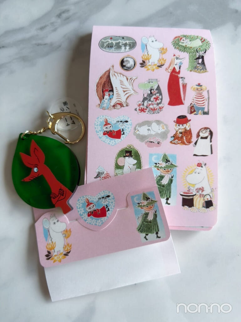 ムーミンキャラクターが描かれたメモ帳とキーホルダー