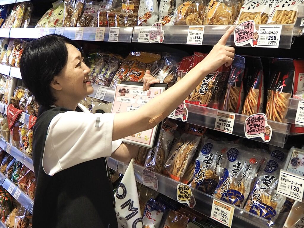 芋けんぴをレポート中の、OMOレンジャー