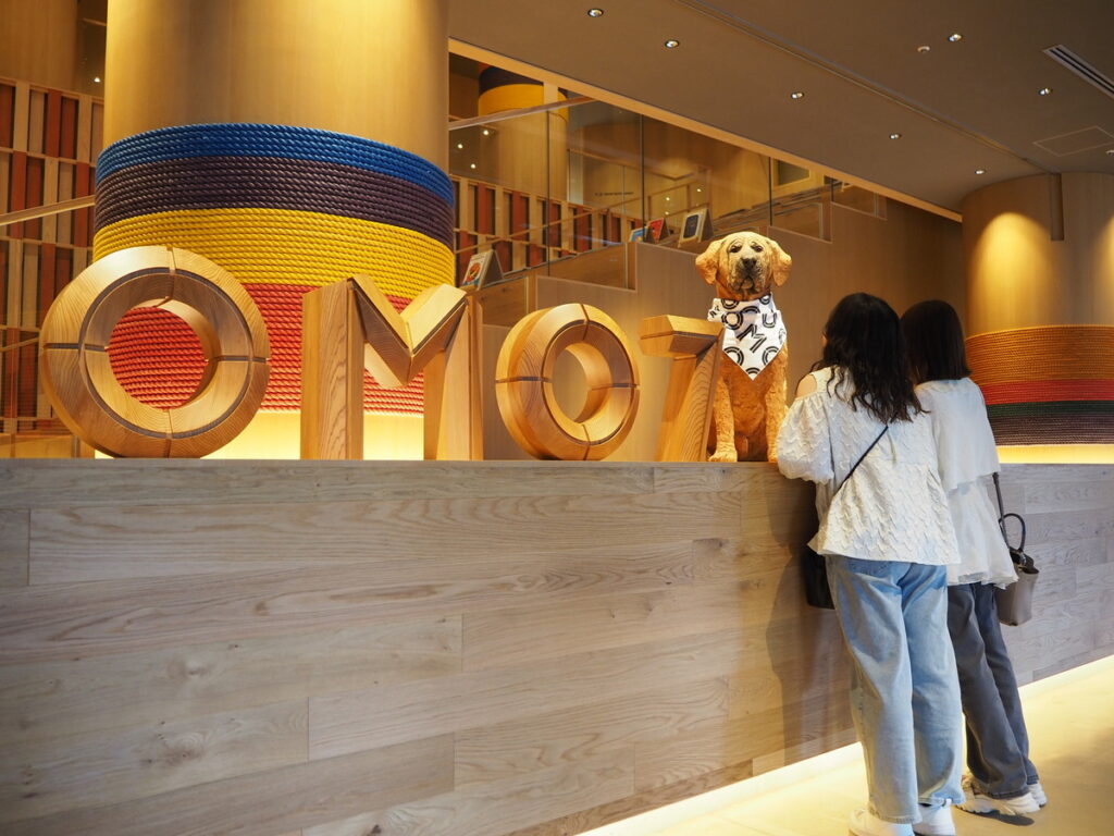 OMO7 高知 フロントの土佐犬を見つめる大学生