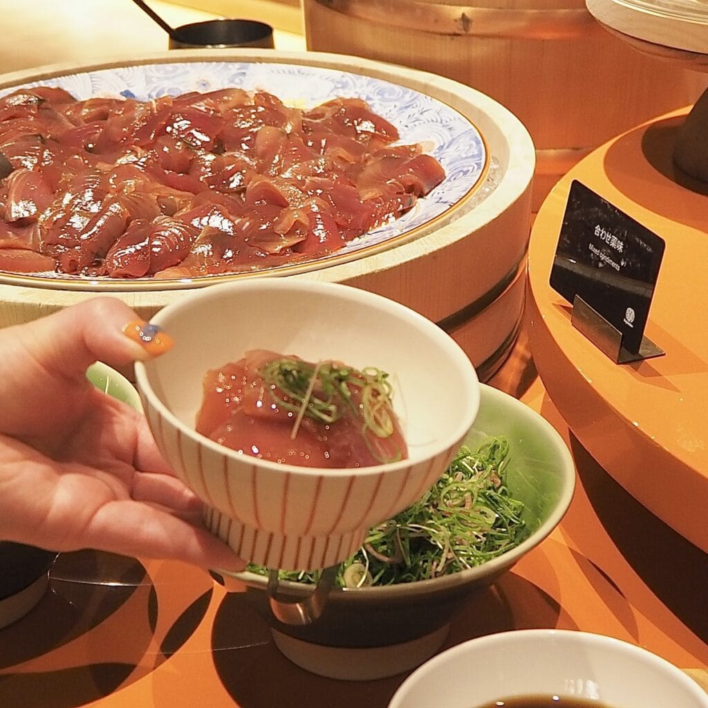 カツオの漬け丼を盛り付けている様子
