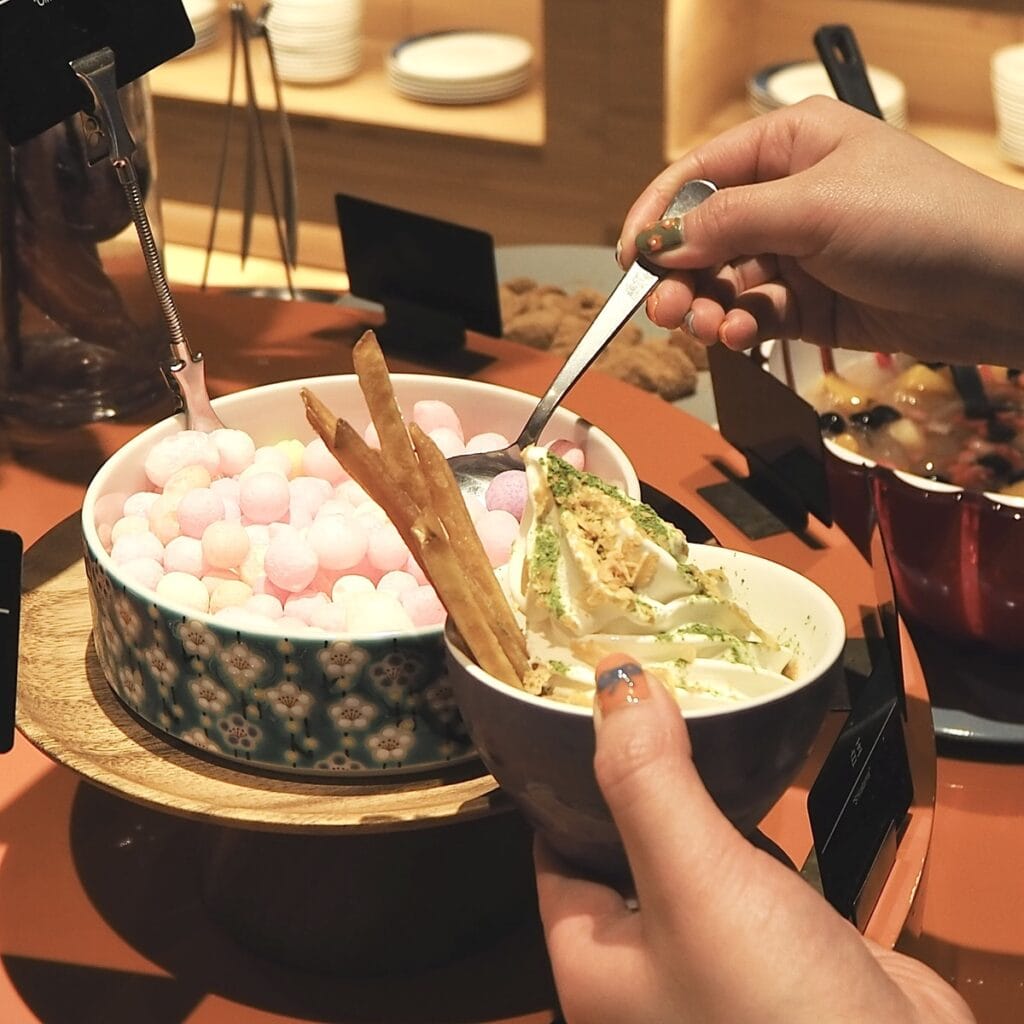 いもけんぴパフェを盛り付けている様子