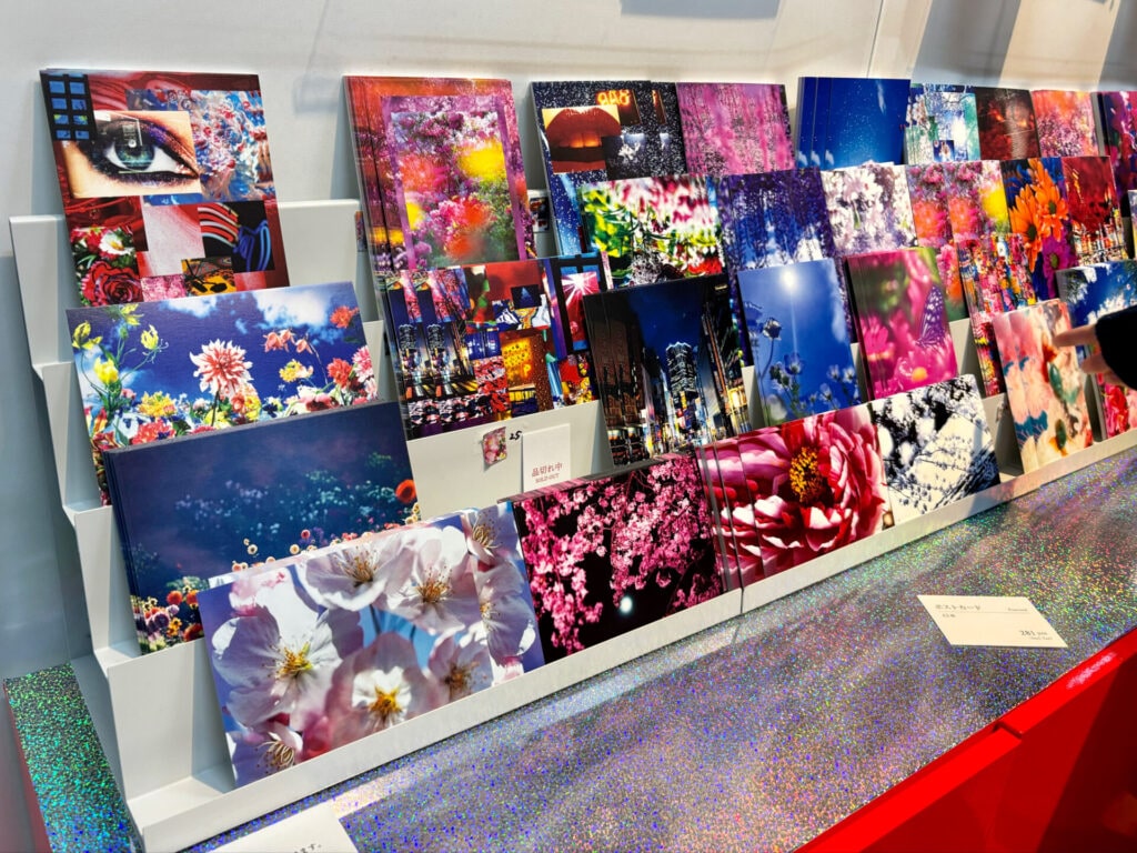 蜷川実花展の作品を収めたポストカード