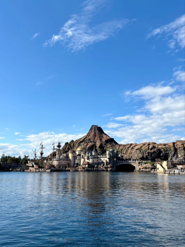 ディズニーシーのシンボルの火山「プロメテウス火山」