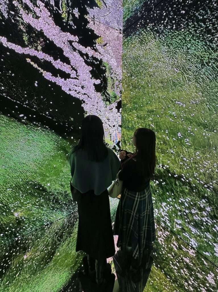 蜷川実花展の映えスポット 向き合って撮るのがポイント
