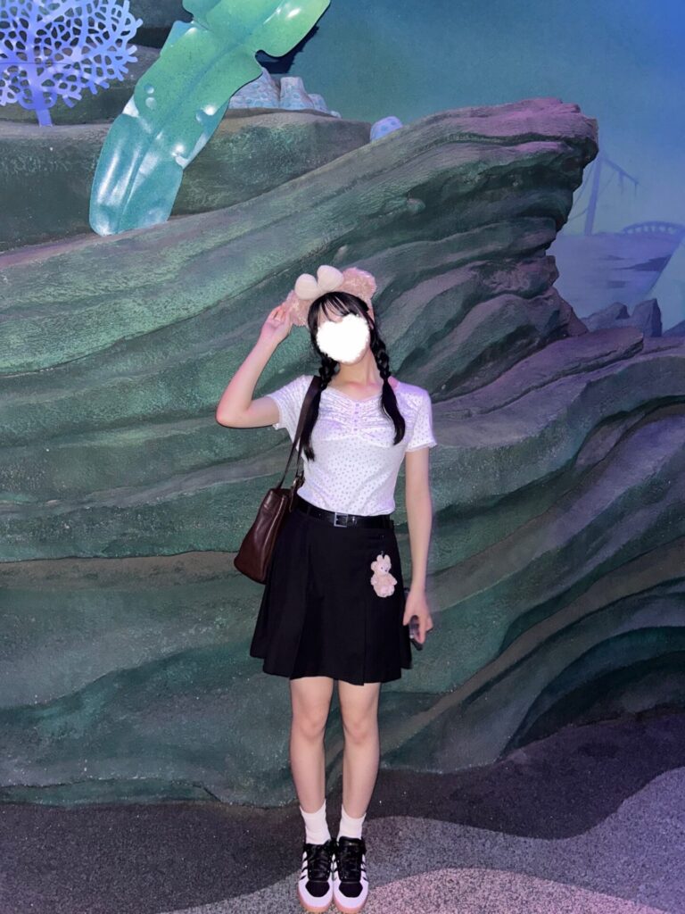 コーデ写真　黒ミニスカ　小花柄Tシャツ