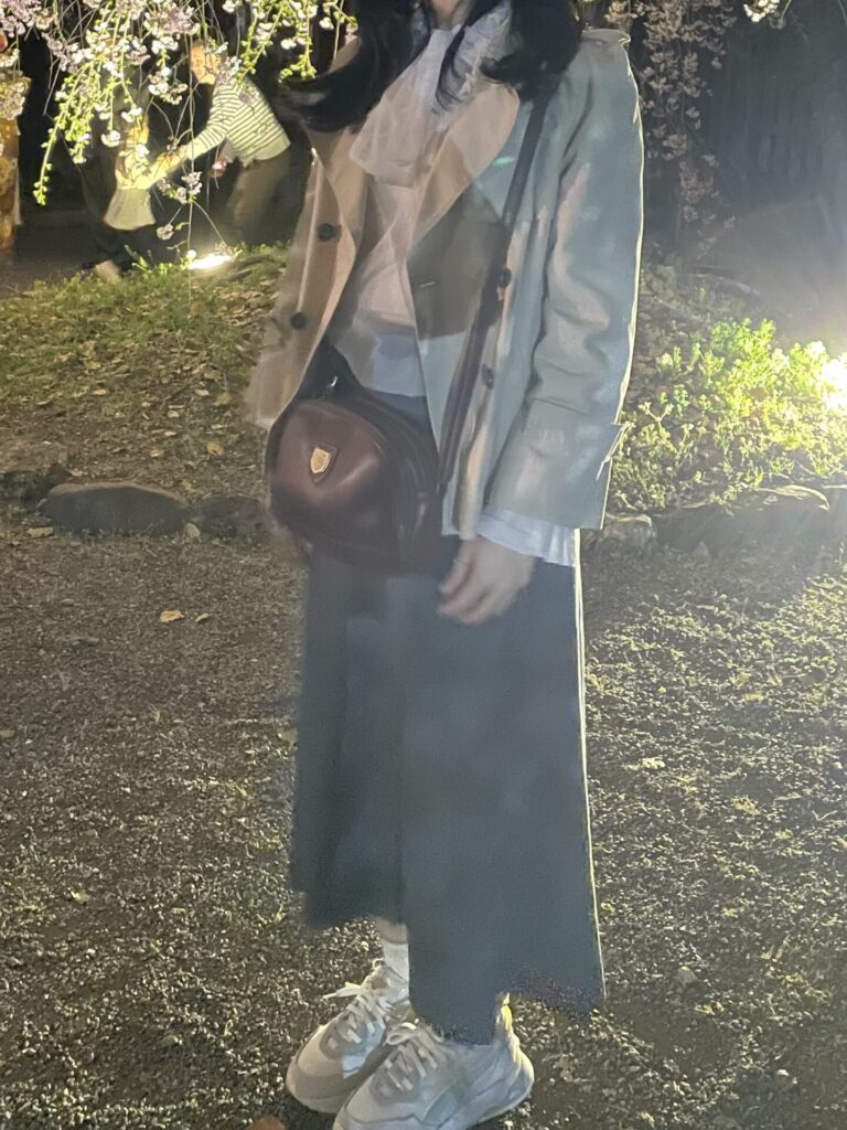 春コーデ　ベージュ　トレンチ　夜　ブラウス