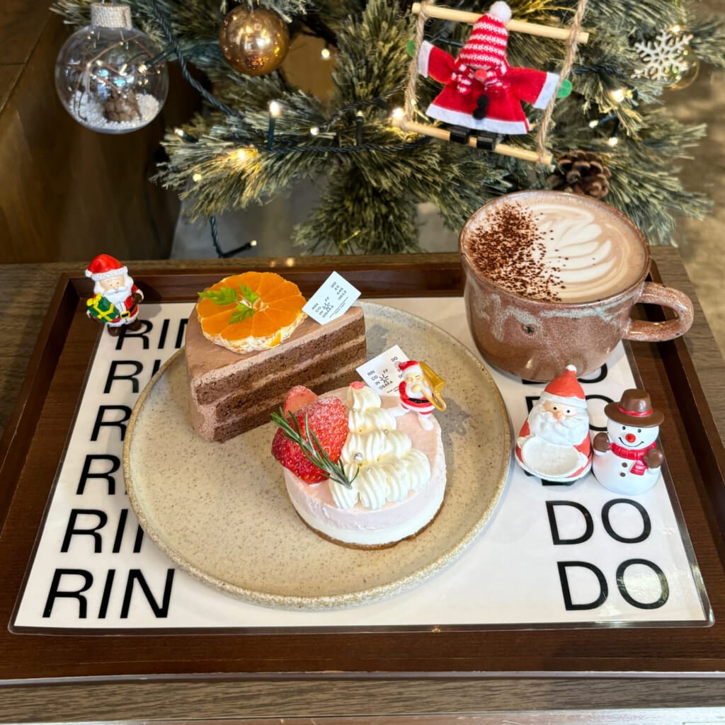 クリスマス仕様の苺ムースケーキとチョコレートケーキ