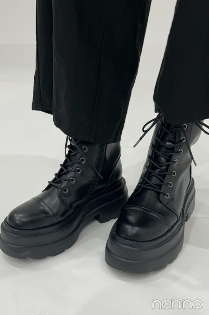 編み上げブーツの足元