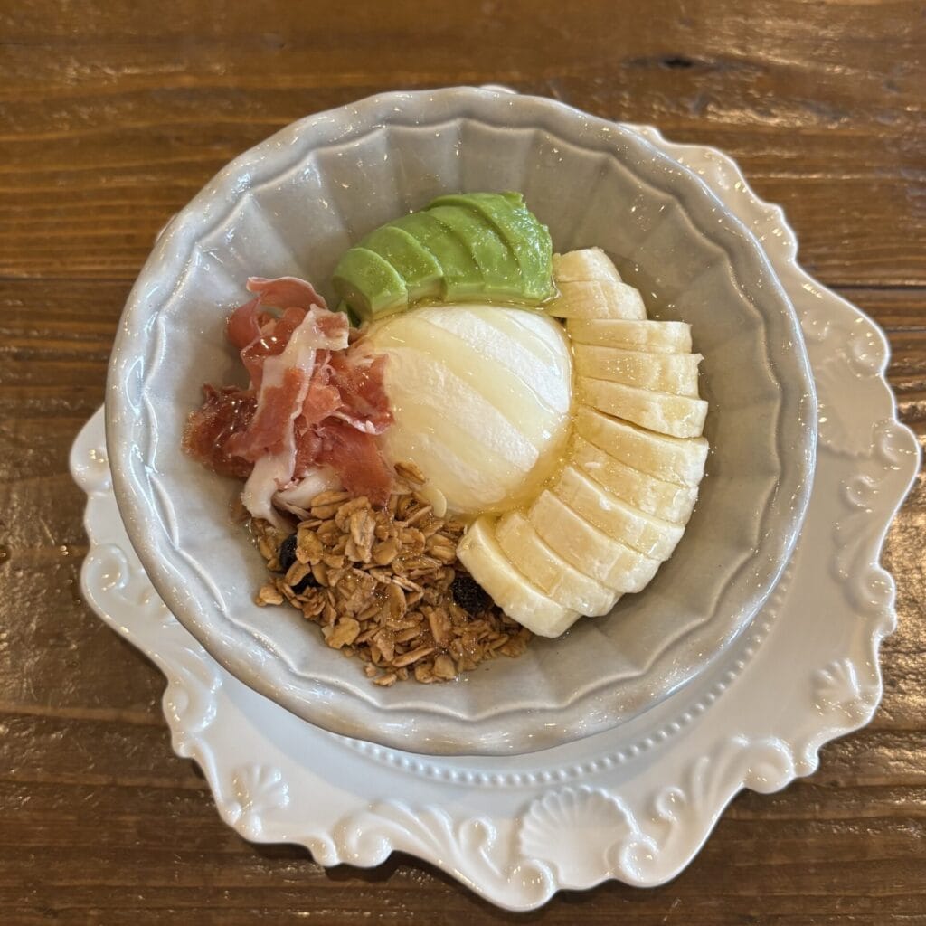 グリークヨーグルトボウルの生ハムアボカド