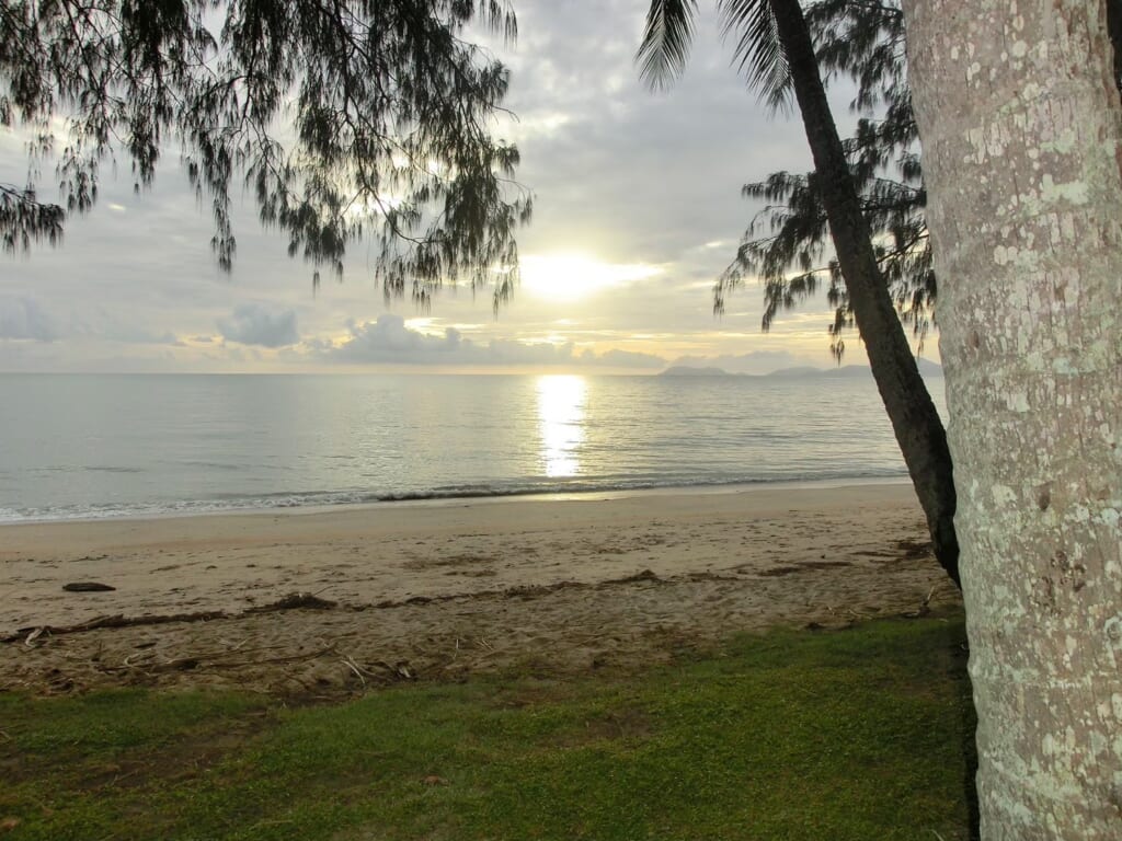 朝日が海に反射した写真