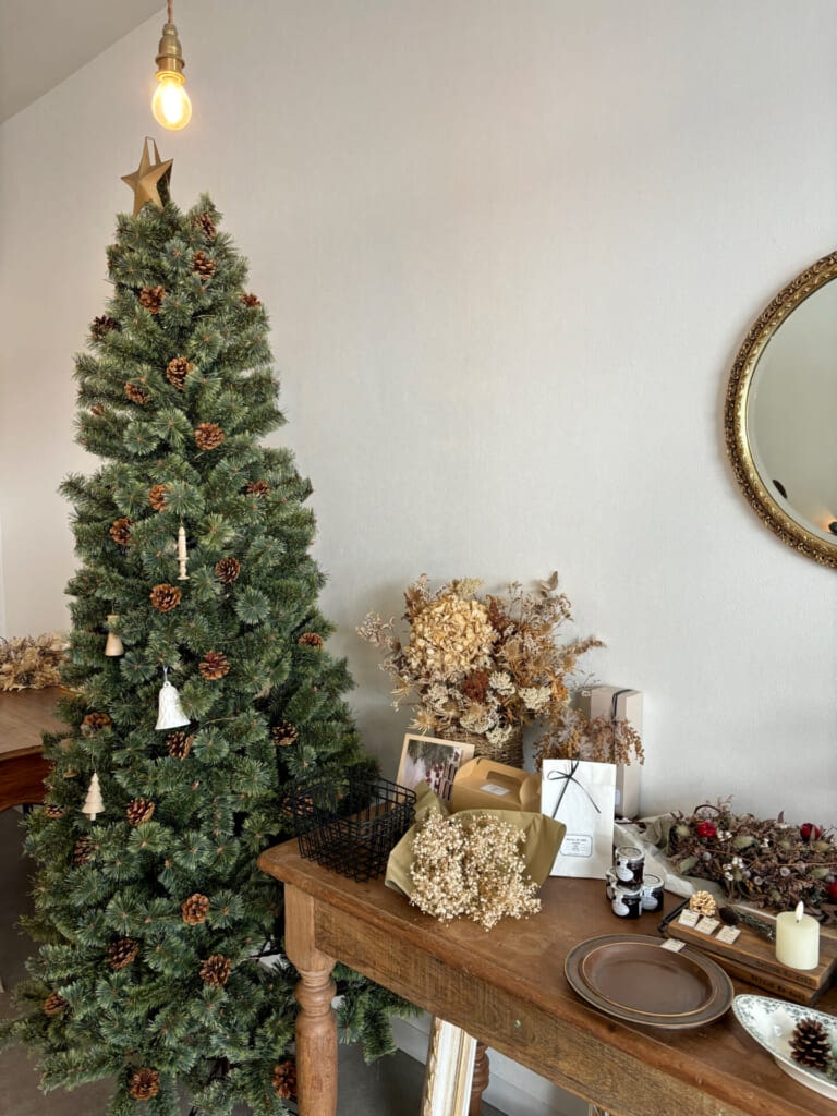 カフェのクリスマスツリーとアンティークな小物