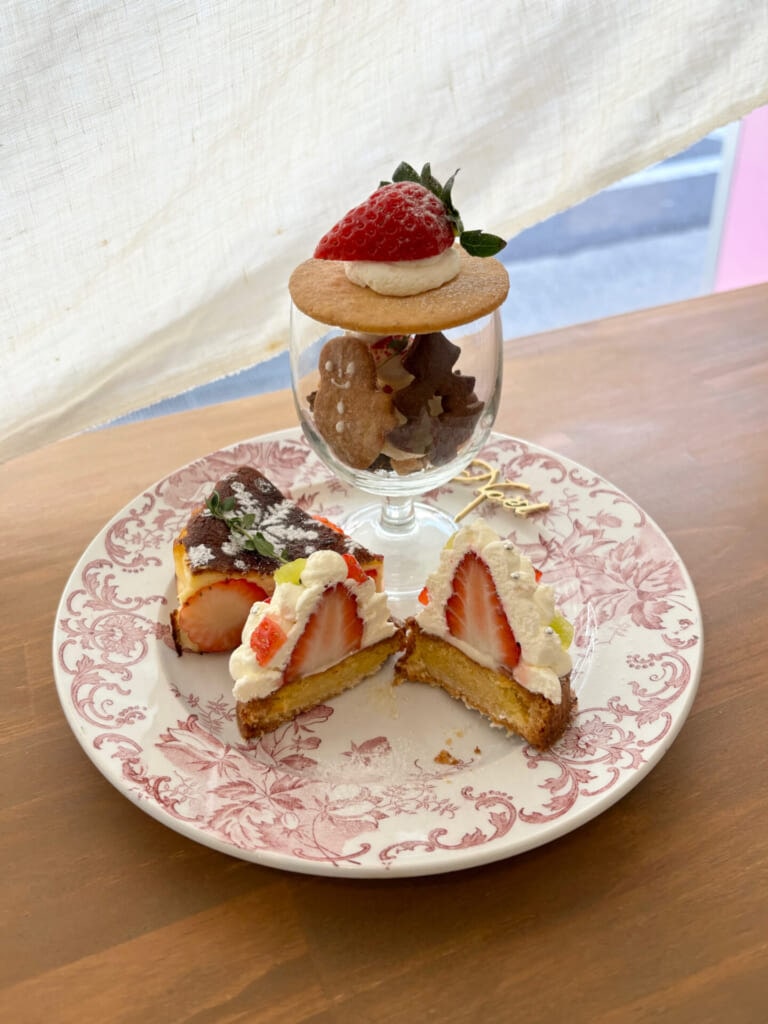 メゾンドノエルのホワイトツリータルトをカットした中身