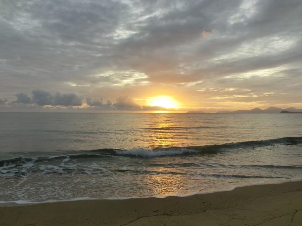 浜辺から見える朝日の写真